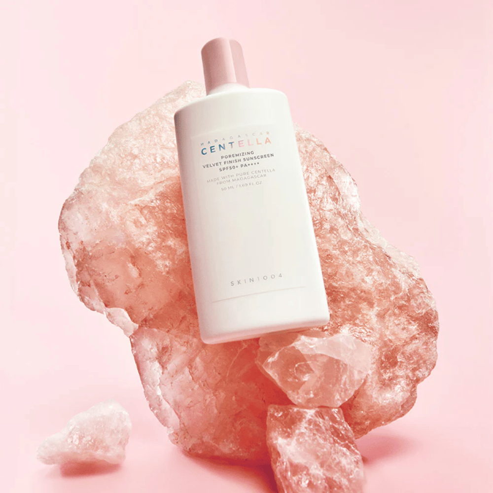 SKIN1004 Madagascar Centella Poremizing Velvet Finish Sunscreen SPF 50+ PA++++ sisältää madagaskarilaista Centella Asiaticaa, joka rauhoittaa ihoa ja antaa luonnollisen mattaisen, pehmeän lopputuloksen.