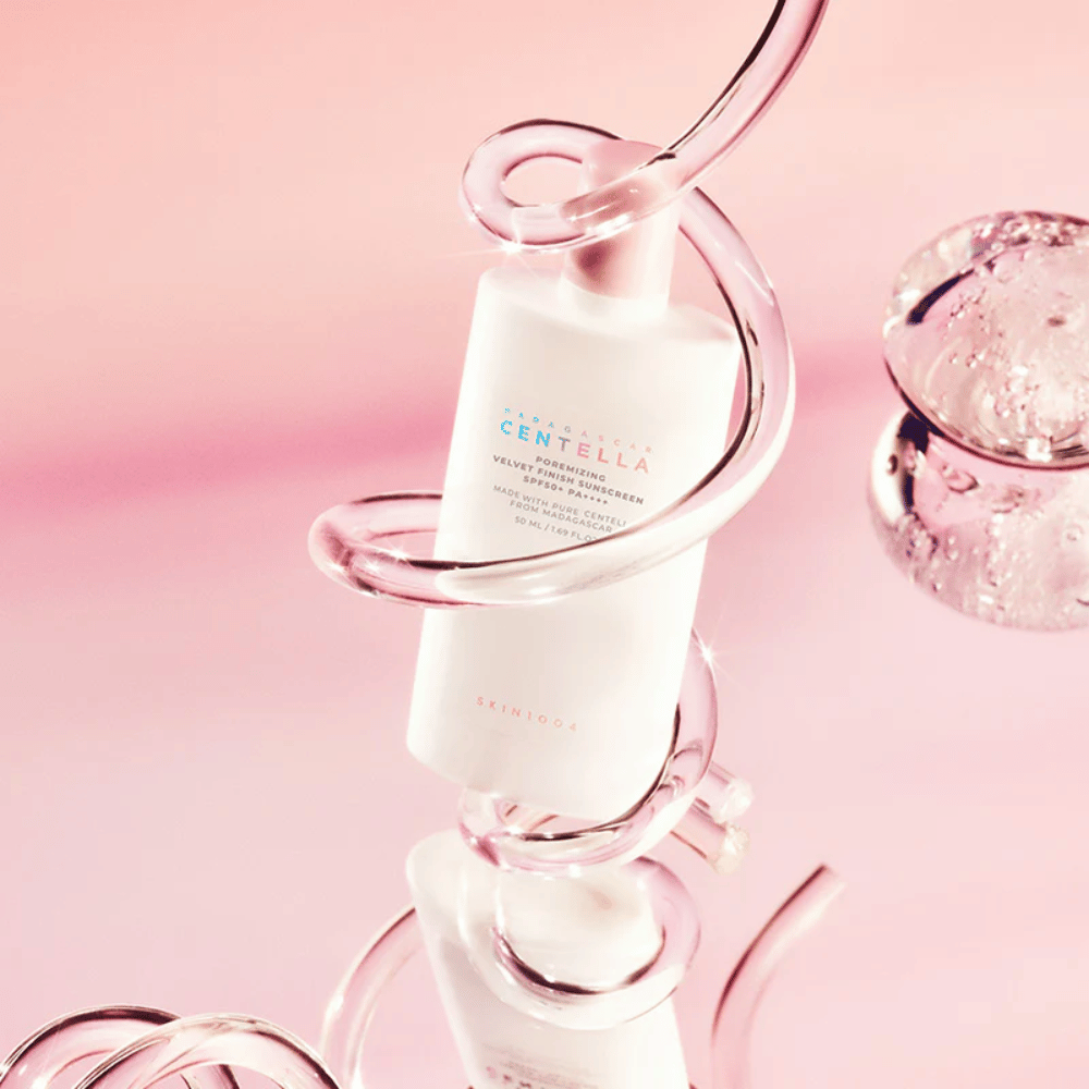 SKIN1004 Madagascar Centella Poremizing Velvet Finish Sunscreen SPF 50+ PA++++ samettisella lopputuloksella suojaa ihoa UVA- ja UVB-säteiltä ja auttaa samalla minimoimaan ihohuokosten näkyvyyttä.