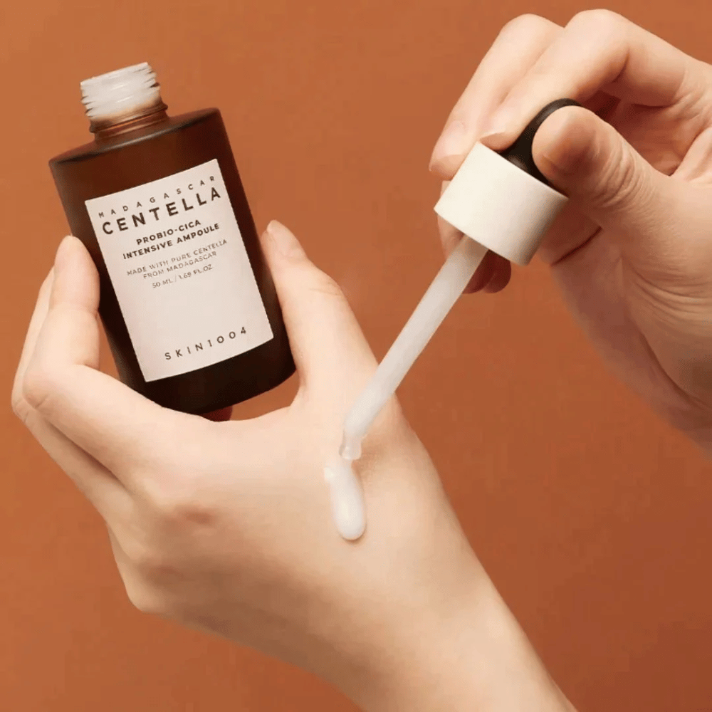 Kädet käyttävät pipettiä annostellakseen "Madagascar Centella Probio-Cica Intensive Ampoule" SKIN1004:sta.