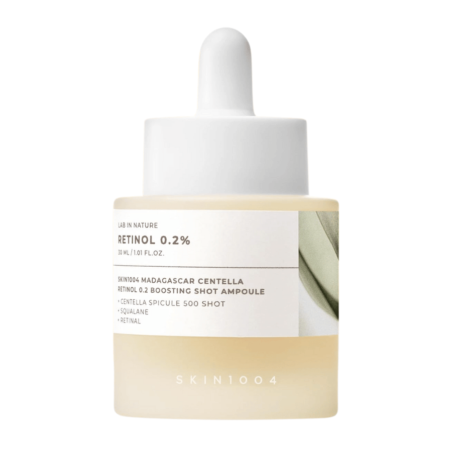 SKIN1004 Madagascar Centella Retinol 0.2 Boosting Shot Ampoule valkoisella taustalla – mieto mutta tehokas retinoliseerumi hienoille juonteille, tasaisemmalle iholle ja lisääntyneelle kimmoisuudelle.