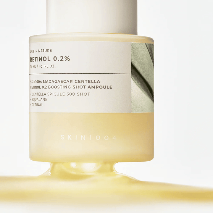 Lähikuva SKIN1004 Madagascar Centella Retinol 0.2 Boosting Shot Ampoule joka näyttää retinoliseerumin vaaleankeltaisen, silkkisen koostumuksen yökäyttöön.