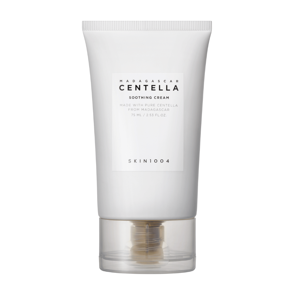 Valkoinen tuubi Madagascar Centella Soothing Cream SKIN1004, jossa on läpinäkyvä korkki. Teksti tuubissa kuvaa tuotetta rauhoittavaksi ja valmistetuksi puhtaasta Centellasta Madagaskarilta. Tuubi sisältää 75 ml / 2.53 fl. oz.