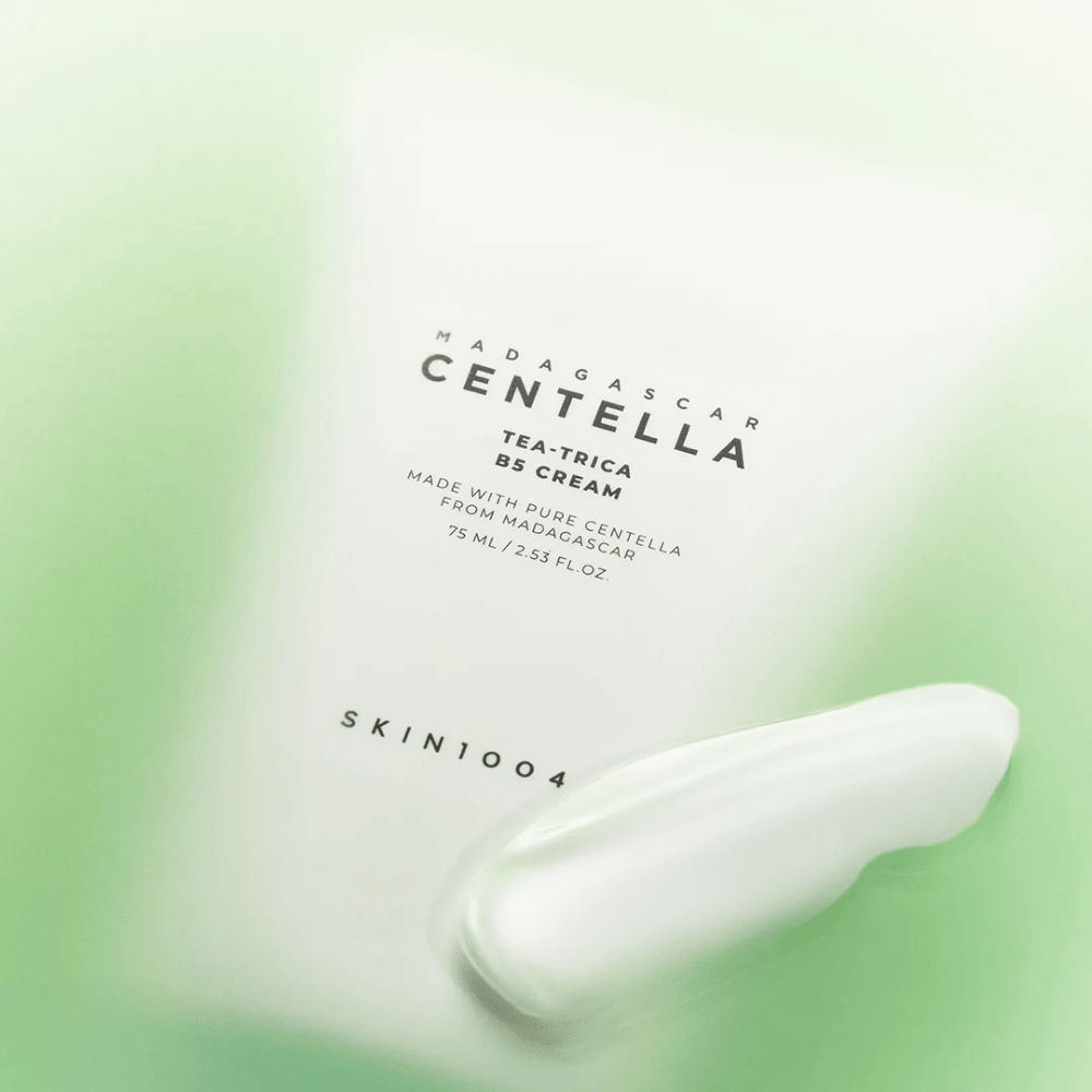 SKIN1004 Tea-Trica B5 Cream kevyellä koostumuksella, joka tasapainottaa talintuotantoa ja sopii rasvaiselle ja akneen taipuvaiselle iholle