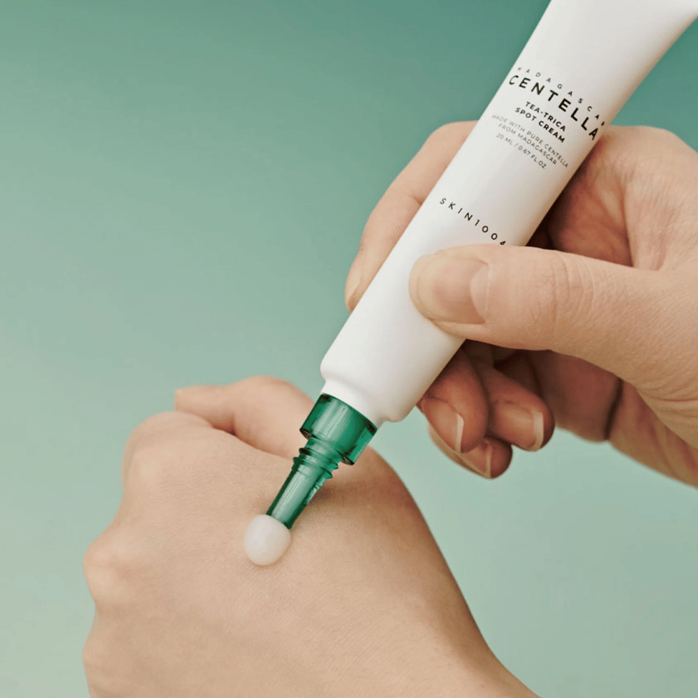 SKIN1004 Madagascar Centella Tea-Trica Spot Cream levittäminen iholle – kohdennettu hoito näppyjä, finnejä ja tulehtuneita alueita vastaan.