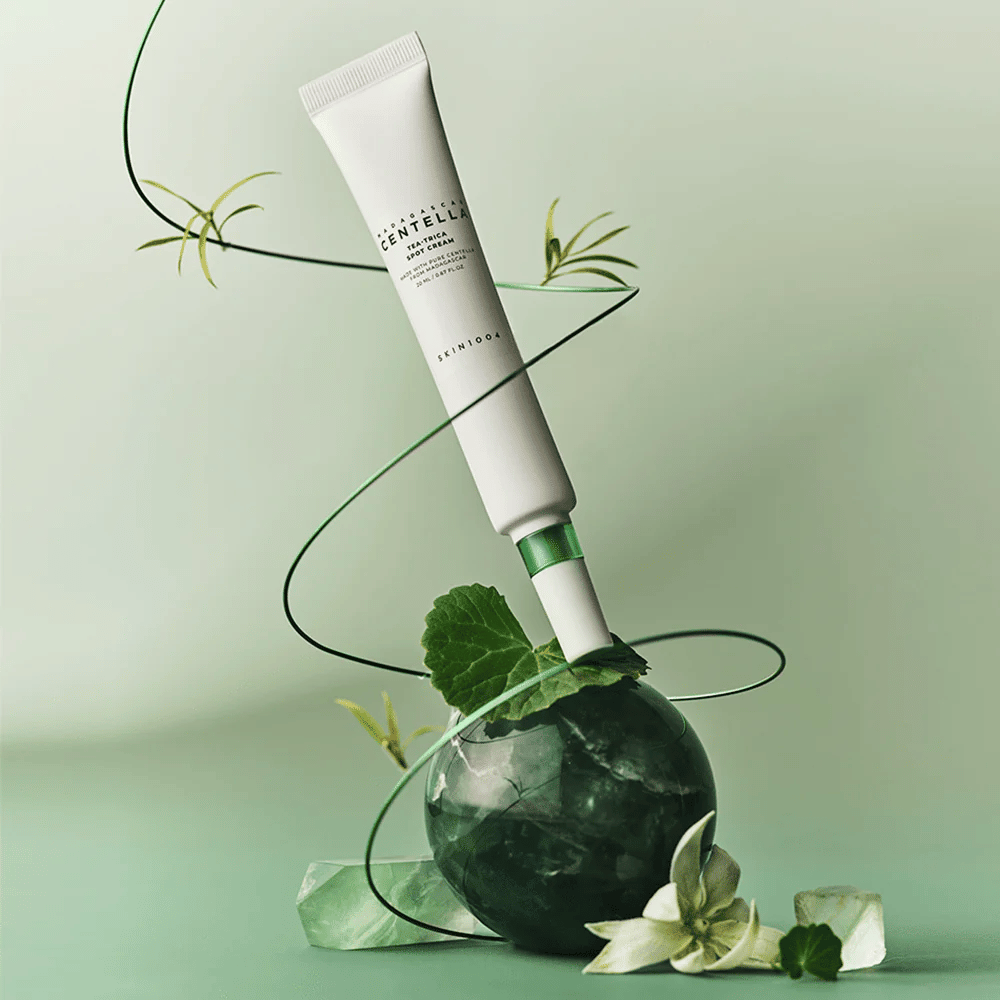 SKIN1004 Tea-Trica Spot Cream centella asiaticalla ja kasviuutteilla – korealainen aknevoide rauhoittamaan ärsytystä ja vähentämään punoitusta.