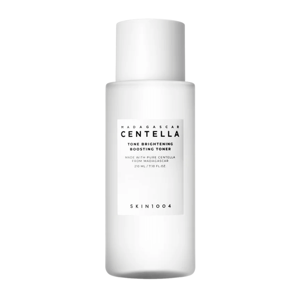 Tuotekuva SKIN1004 Madagascar Centella Tone Brightening Boosting Tonerista – valkoinen, tyylikäs pullo minimalistisella muotoilulla ja mustalla tekstillä.