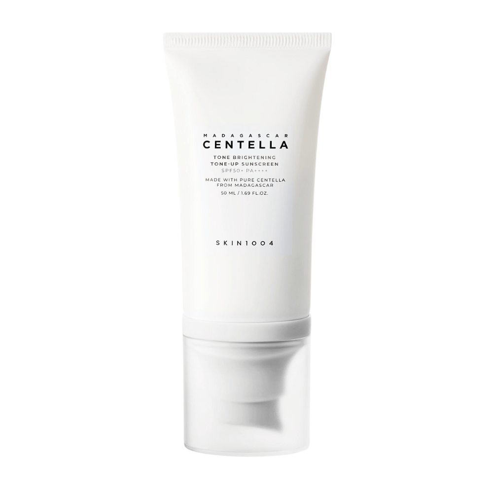 Putkilo Madagascar Centella Tone Brightening Tone-Up Sunscreen SKIN1004. Putkilo on valkoinen mustalla tekstillä ja sisältää 50 ml. Tuotteella on SPF 50+ PA++++ ja se on valmistettu puhtaasta Centellasta Madagaskarilta.