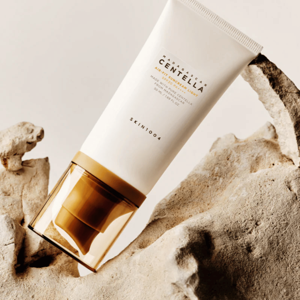 SKIN1004 Madagascar Centella Air-Fit Suncream Light SPF30 – kosteuttava aurinkosuoja, joka auttaa vahvistamaan ihon suojakerrosta ja antaa luonnollisen, raikkaan lopputuloksen.