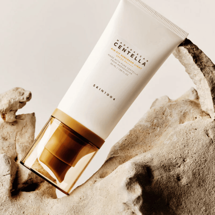 SKIN1004 Madagascar Centella Air-Fit Suncream Light SPF30 – kosteuttava aurinkosuoja, joka auttaa vahvistamaan ihon suojakerrosta ja antaa luonnollisen, raikkaan lopputuloksen.