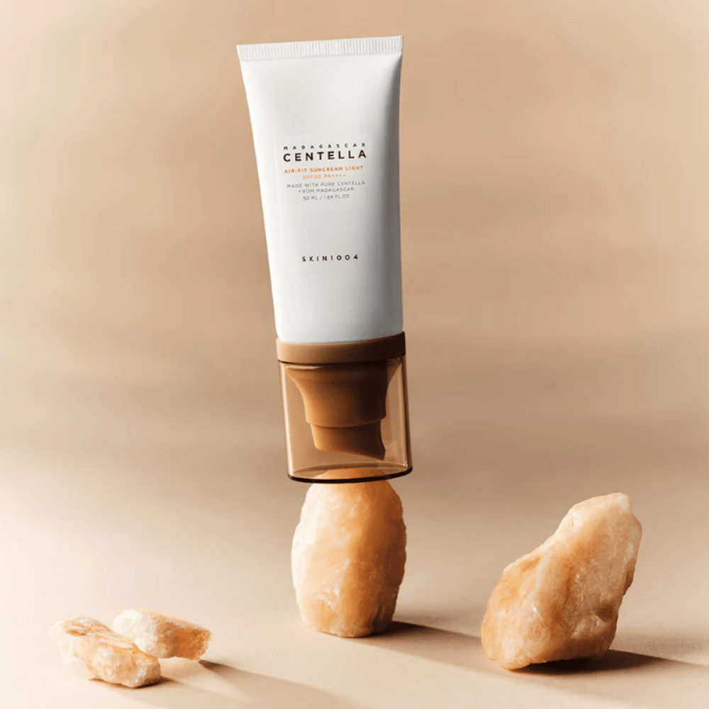 SKIN1004 Madagascar Centella Air-Fit Suncream Light – korealainen aurinkovoide, jossa on kevyt koostumus, joka imeytyy nopeasti ja auttaa rauhoittamaan ihoa centella asiatican avulla.