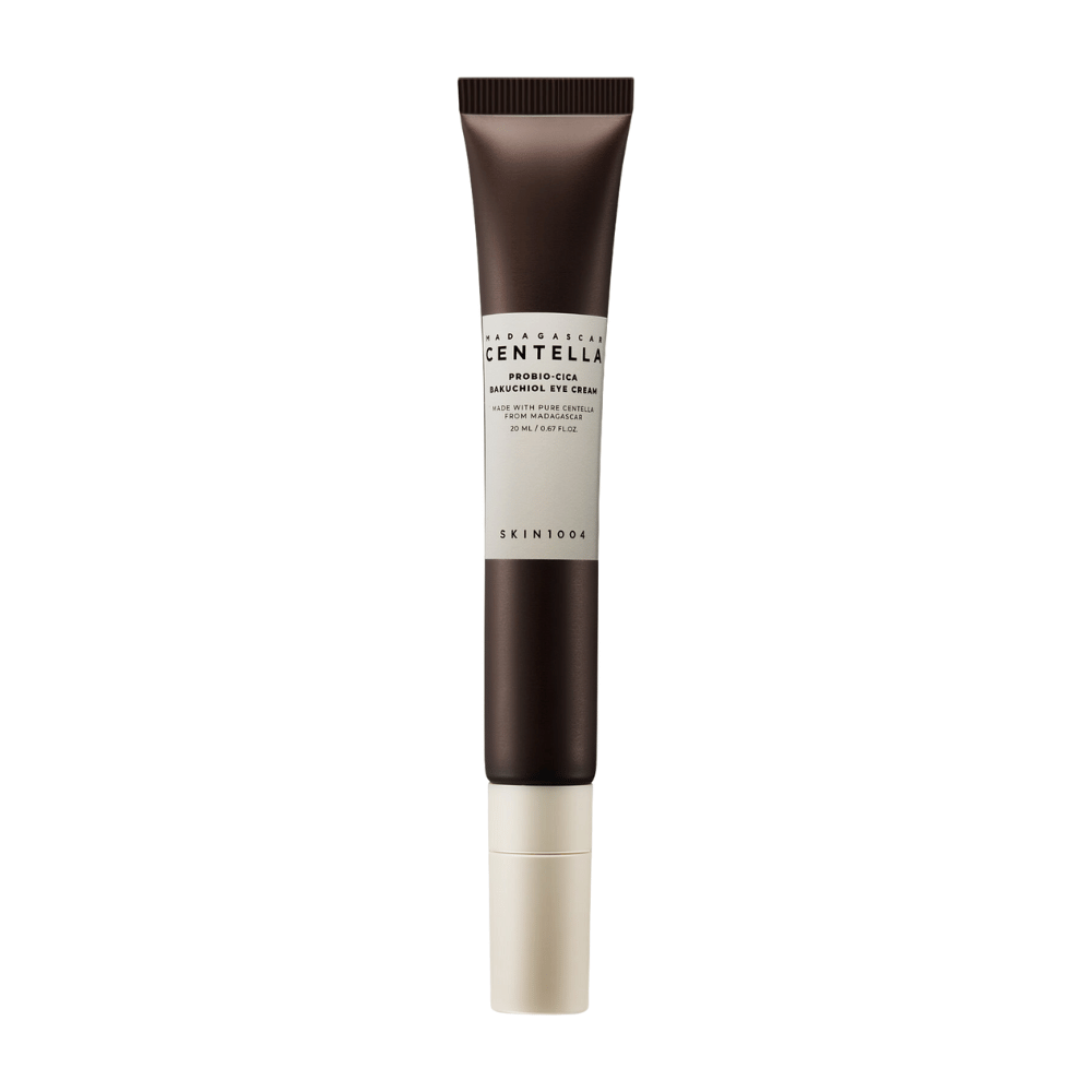 Putkilo "Madagascar Centella Probio-Cica Bakuchiol Eye Cream" SKIN1004. Tuote on suunniteltu silmänympärysalueelle ja sisältää ainesosia kuten Madagaskarin centella ja bakuchiol, jotka tunnetaan ihoa hoitavista ja kosteuttavista ominaisuuksistaan. Putkilo on tyylikäs tummanruskeasta valkoiseen siirtyvällä värillä.