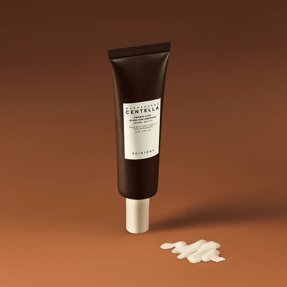 SKIN1004 Madagascar Centella Probio-Cica Glow Sun Ampoule sisältää silkkisen, kevyesti sävytetyn koostumuksen, joka sulautuu ihoon. Se suojaa SPF50+ PA++++:lla, kosteuttaa syvästi ja antaa luonnollisen hehkun – täydellinen päivittäiseen käyttöön.