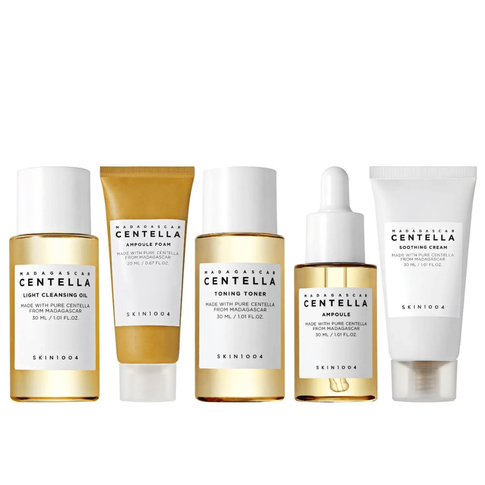 Madagascar Centella Travel Kit sisältää viisi tuotetta täydelliseen ihonhoitorutiiniin. Sisältää kevyen puhdistusöljyn, ampoule-vaahtoa, sävyttävän kasvoveden, ampoulen ja rauhoittavan voiteen. Täydellinen kosteuttamaan ja rauhoittamaan ihoa missä tahansa oletkin.