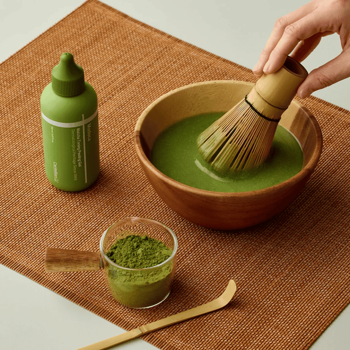 Centellian24 Madeca Matcha Toning Peeling Gel ainesosakuva – peeling gel matchasta inspiroitunut, joka auttaa puhdistamaan ihoa, poistamaan kuolleita ihosoluja ja parantamaan ihon hehkua.