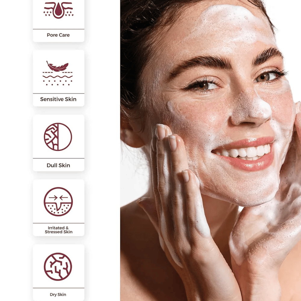Henkilö, joka käyttää Centellian24 Madeca Amino Acid Cleansing Foam – mieto korealainen kasvojenpuhdistus, joka luo pehmeän vaahdon ja auttaa puhdistamaan huokoset sekä rauhoittamaan herkkää ihoa.