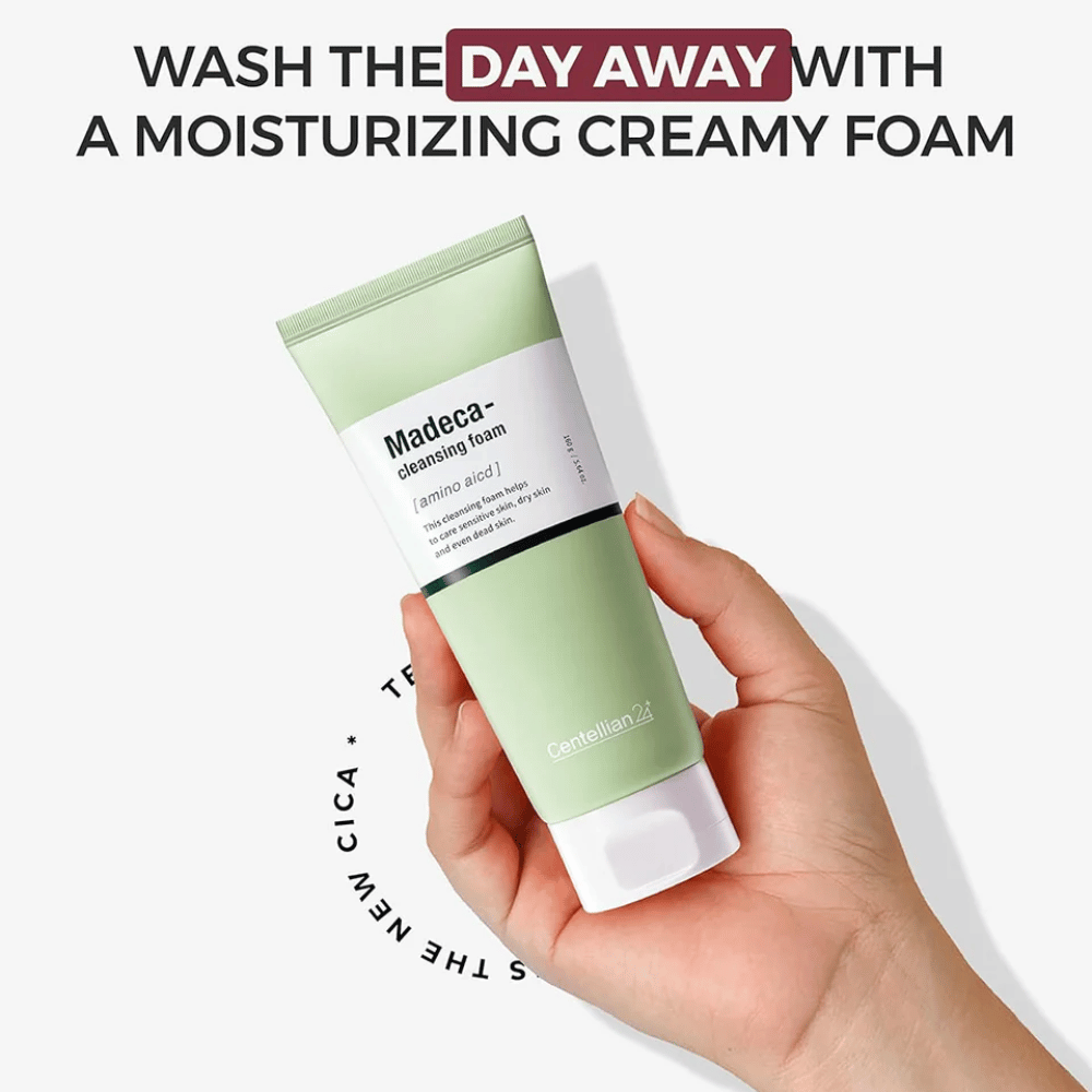 Centellian24 Madeca Amino Acid Cleansing Foam kädessä – korealainen kasvojenpuhdistus aminohapoilla ja Centella Asiaticalla, joka antaa kermamaisen vaahdon ja puhdistaa ihoa hellävaraisesti kuivattamatta.