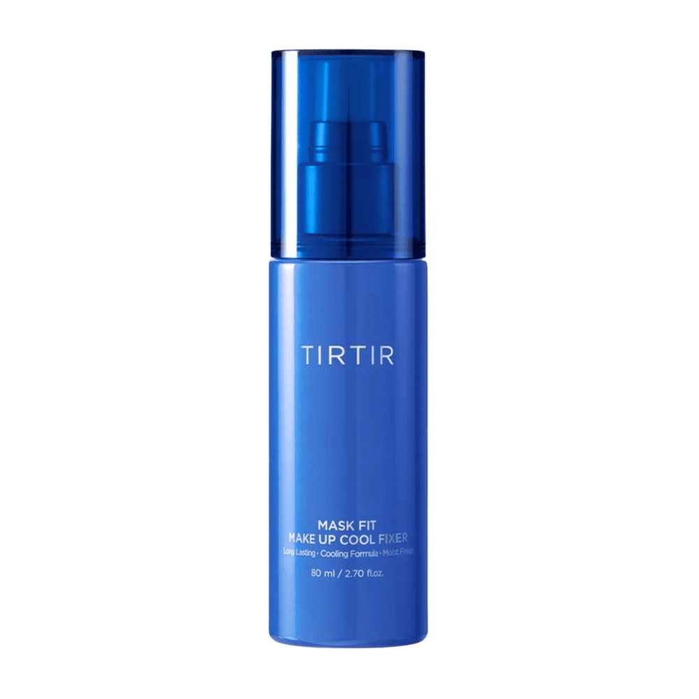 Sininen spraypullo, jossa on etiketissä "TIRTIR Mask Fit Make Up Cool Fixer". Pullon muotoilu on tyylikäs ja moderni, ja se sisältää 80 ml (2,70 fl. oz.) tuotetta, joka tarjoaa pitkäkestoisen ja viilentävän viimeistelyn meikille.