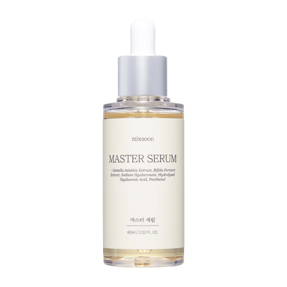 Mixsoon Master Serum läpinäkyvässä lasipullossa, jossa on hopeanvärinen pipetti, sisältäen rauhoittavia ja kosteuttavia ainesosia kuten Centella Asiatica ja hyaluronihappo säteilevälle iholle.