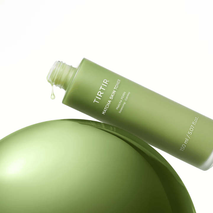 TIRTIR Matcha Skin Toner matchalla PDRN, joka tasapainottaa ihoa, rauhoittaa ärsytystä ja kosteuttaa, tehden ihonsävystä raikkaan ja tasaisen.