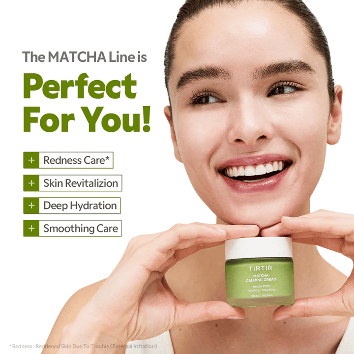 Nainen pitää kädessään TIRTIR Matcha Calming Cream, joka rauhoittaa punoittavaa ihoa, antaa syväkosteutusta ja vahvistaa ihon suojakerrosta terveelle hehkulle.