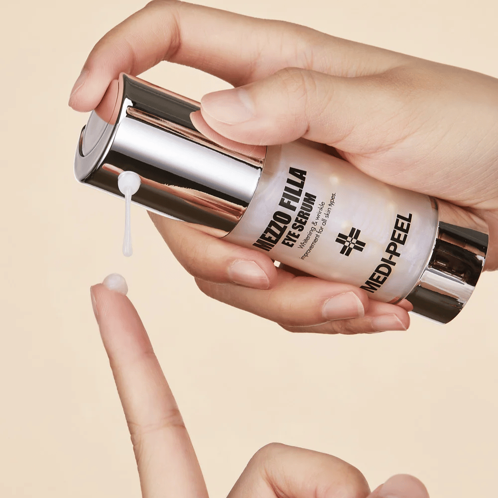 MEDI-PEEL Mezzo Filla Eye Serum levittäminen sormenpäähän – kevyt silmäseerumi, joka imeytyy nopeasti ja antaa intensiivistä kosteutusta sekä ikääntymistä estävän vaikutuksen.