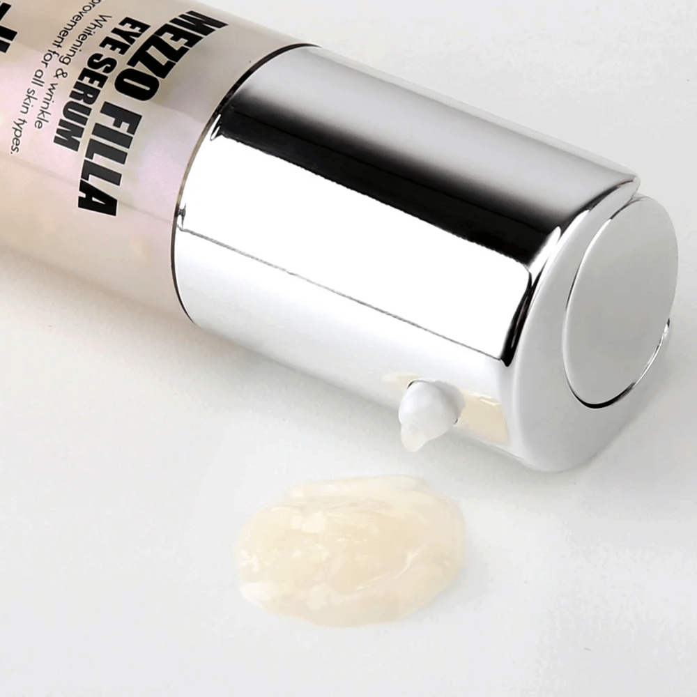 MEDI-PEEL Mezzo Filla Eye Serum hopeapakkauksessa näkyvällä seerumitekstuurilla – korealainen silmäseerumi, joka kosteuttaa, täyteläistää ja ehkäisee hienoja juonteita silmien ympärillä.
