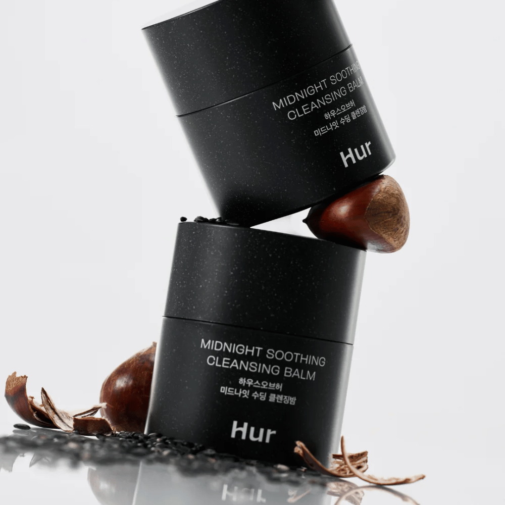 Kaksi purkkia Miten Midnight Soothing Cleansing Balm pinottuna luonnollisilla ainesosilla. Ravitseva puhdistusbalmi herkän ihon päivittäiseen puhdistukseen.