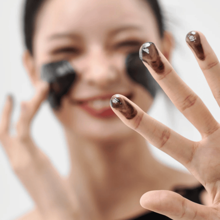 Malli levittää Miten Midnight Soothing Cleansing Balm iholle. Kermainen puhdistusbalmi, joka puhdistaa syvältä ja jättää ihon pehmeäksi ja tasapainoiseksi.