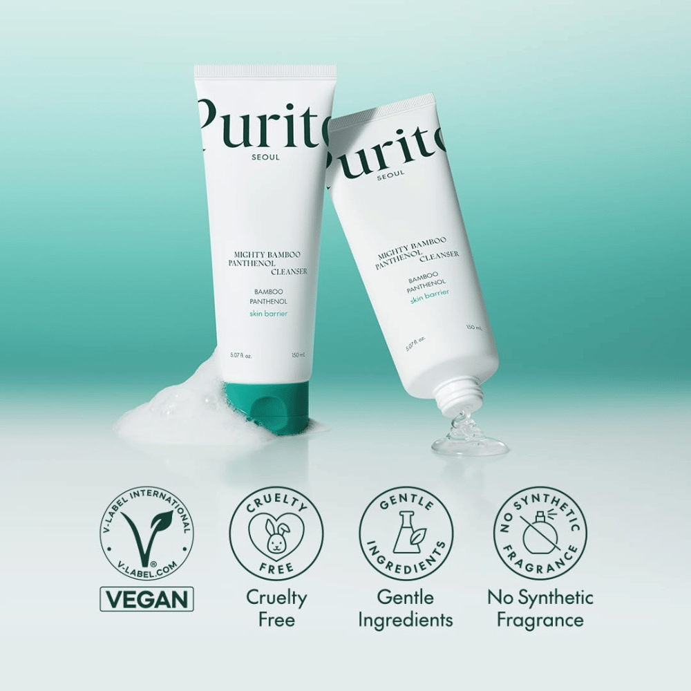 Kaksi pakkausta Purito Mighty Bamboo Panthenol Cleanser näytetään vaahdon kanssa, yhdessä vegaanisen, cruelty-free ja hajusteettoman koostumuksen ikonien kanssa.