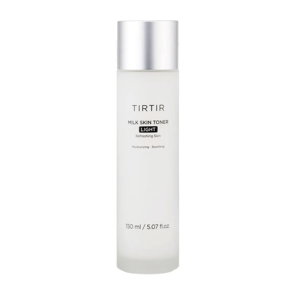 Kuva ihonhoitotuotteesta TIRTIR, "Milk Skin Toner Light". Pullo on valkoinen ja tyylikäs, ja siinä on teksti, joka kuvailee kasvovettä virkistäväksi, kosteuttavaksi ja rauhoittavaksi. Sisältömäärä on 150 ml tai 5.07 fl. oz.