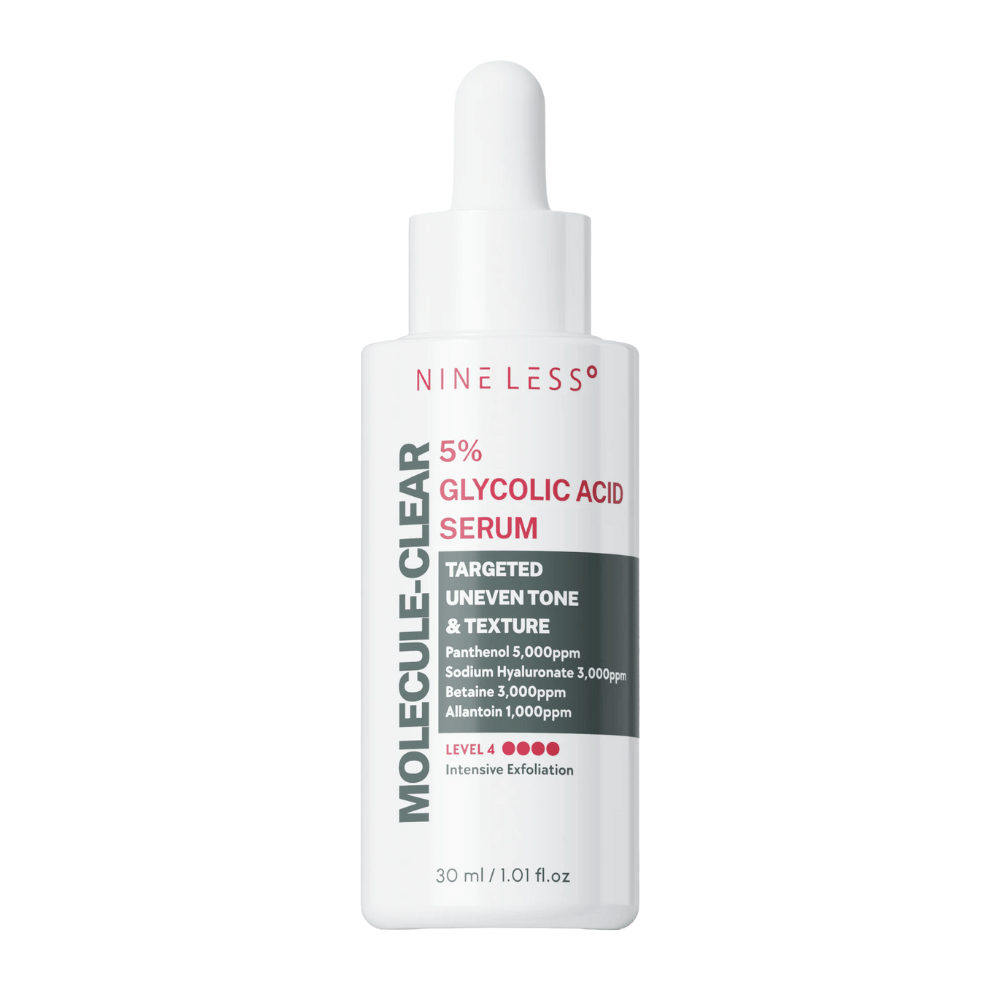 Nine Less Molecule-Clear 5% Glycolic Acid Serum valkoisessa pipettipullossa, 30 ml. Kuoriva seerumi epätasaiselle ihonsävylle ja -rakenteelle, sisältää pantenolia, hyaluronihappoa, betaiinia ja allantoiinia.