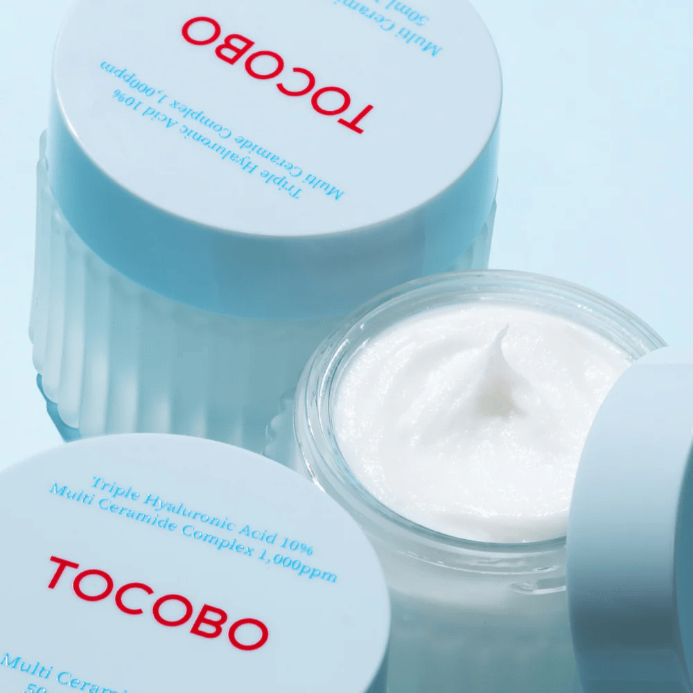 Kuva näyttää "Multi Ceramide Cream" TOCOBO, joka on kosteuttava voide kolmoishyaluronihapolla ja useiden keramidien kompleksilla. Tuote on tarkoitettu intensiiviseen kosteutukseen ja vahvistamaan ihon suojakerrosta.
