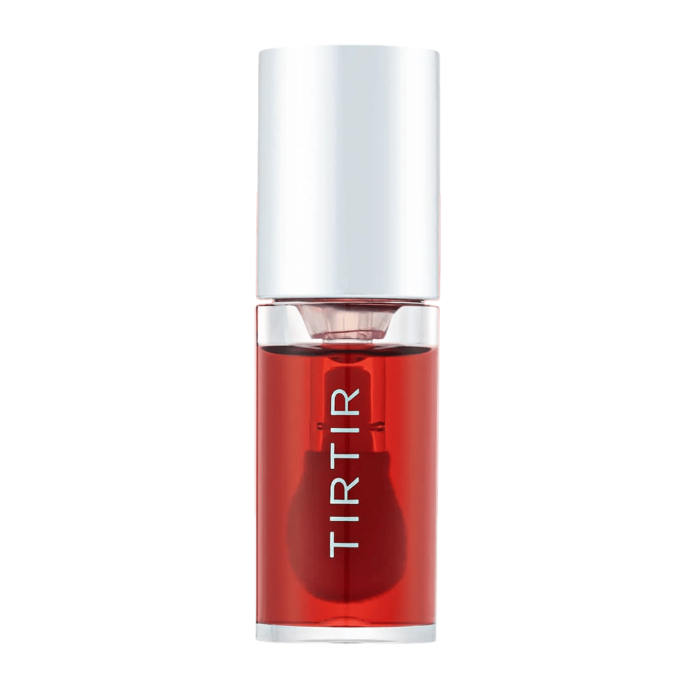TIRTIR My Glow Lip Oil läpinäkyvässä punaisessa sävyssä hopeakannella, näytetty suoraan edestä valkoista taustaa vasten.