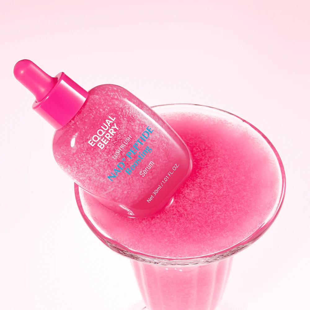 EqualBerry Lush Blush NAD+ Peptide Boosting Serum 30 ml – hehkua antava anti-age seerumi peptideillä luovassa tuotekuvassa