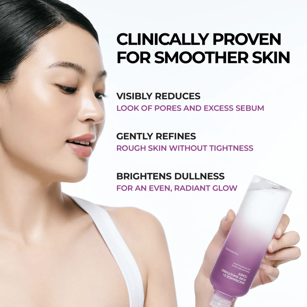 Malli pitelee tuotetta JUMISO Niacinamide 2+ Pore Smoothing Toner kasvojen vieressä. Kuvassa korostuu tuotteen kliinisesti todistettu kyky vähentää näkyviä ihohuokosia, tasoittaa ihon rakennetta ja antaa iholle lisää hehkua.