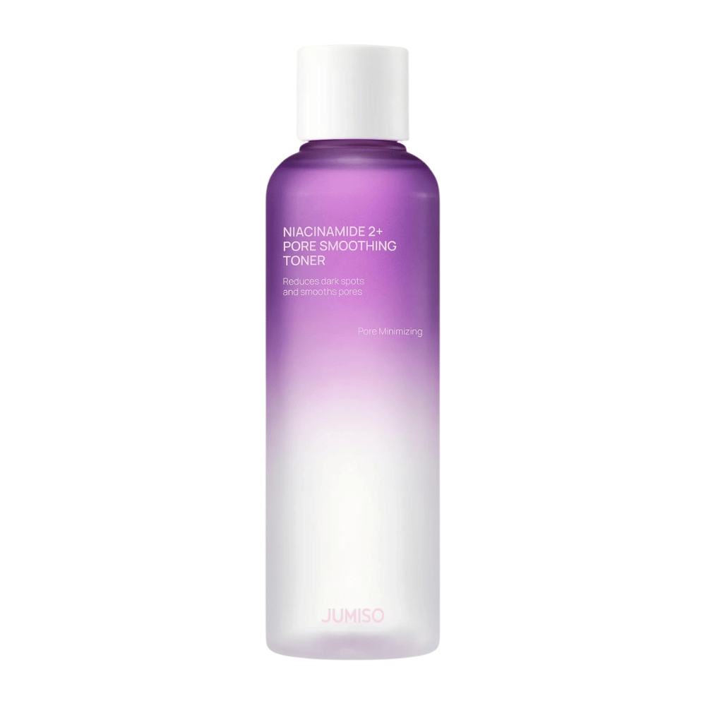 Tuotekuva tuotteesta JUMISO Niacinamide 2+ Pore Smoothing Toner vaaleaa taustaa vasten. Violetti ja valkoinen pullo korostaa tuotteen keskittymistä ihohuokosten supistamiseen, tasaisempaan ihonsävyyn ja tummien läiskien näkyvyyden vähentämiseen.