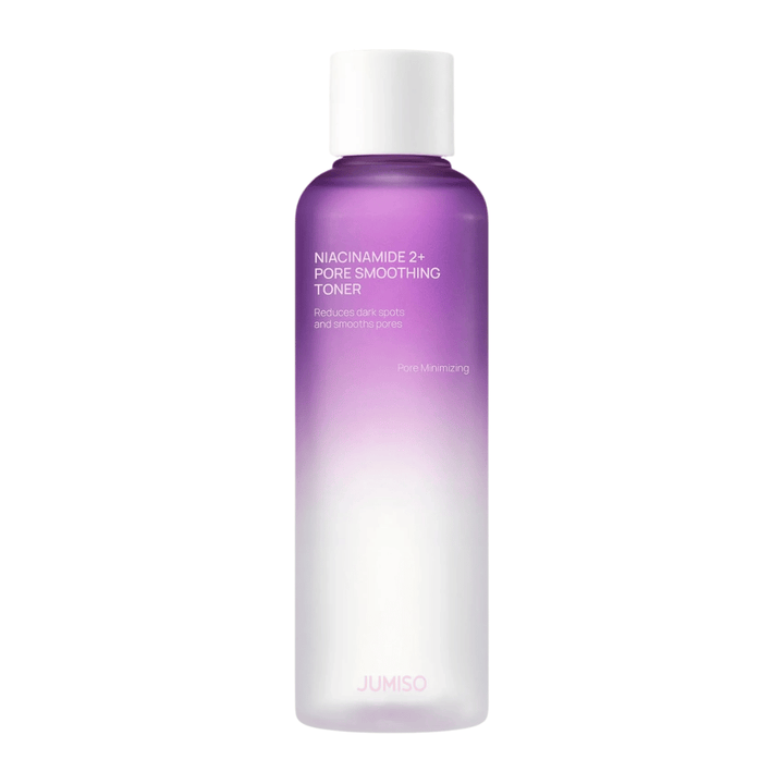 Tuotekuva tuotteesta JUMISO Niacinamide 2+ Pore Smoothing Toner vaaleaa taustaa vasten. Violetti ja valkoinen pullo korostaa tuotteen keskittymistä ihohuokosten supistamiseen, tasaisempaan ihonsävyyn ja tummien läiskien näkyvyyden vähentämiseen.
