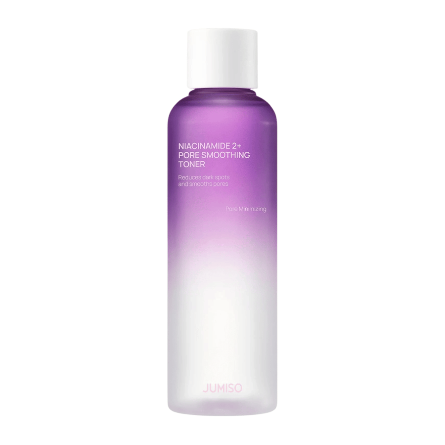 Tuotekuva tuotteesta JUMISO Niacinamide 2+ Pore Smoothing Toner vaaleaa taustaa vasten. Violetti ja valkoinen pullo korostaa tuotteen keskittymistä ihohuokosten supistamiseen, tasaisempaan ihonsävyyn ja tummien läiskien näkyvyyden vähentämiseen.