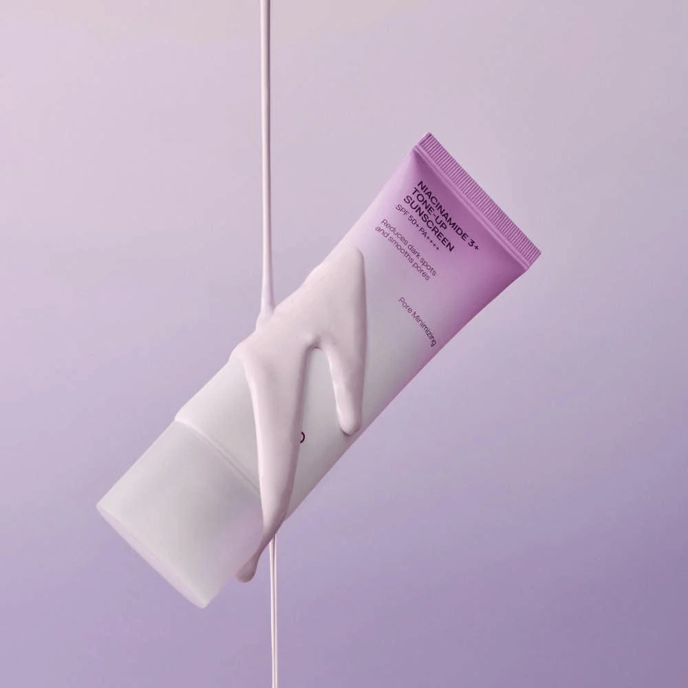 JUMISO Niacinamide 3+ Tone-Up Sunscreen SPF50+ PA++++ kevyellä koostumuksella, joka antaa laajakirjoisen UV-suojan ja kirkastavan tone-up-vaikutuksen.