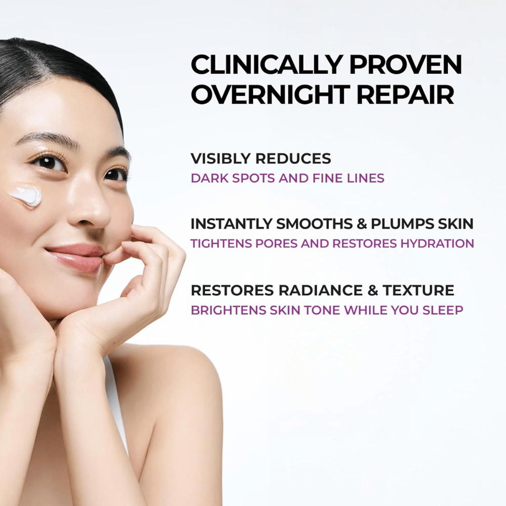Malli levittää JUMISO Niacinamide 5+ Overnight Cream poskelle. Kuva tuo esiin yövoiteen hoitavat ominaisuudet ihon hehkun, kosteustasapainon ja ihon rakenteen parantamiseksi yön aikana.