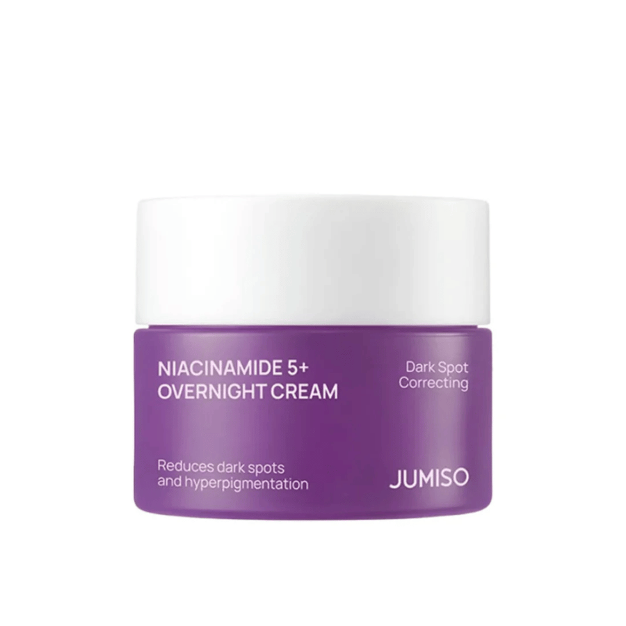 JUMISO Niacinamide 5+ Overnight Cream violetissa purkissa vaaleaa taustaa vasten. Yövoide, jossa on niasiiniamidia ja joka auttaa vähentämään pigmenttiläiskiä, epätasaista ihonsävyä sekä antaa iholle tasaisempaa hehkua yön aikana.