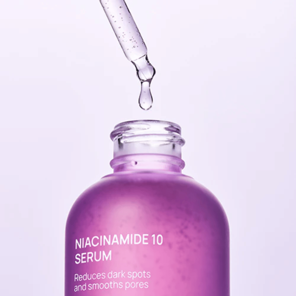 Lähikuva pullosta ja pipetistä Jumiso Niacinamide 10 Serum. Läpinäkyvä kevyt koostumus, joka imeytyy nopeasti ihoon.