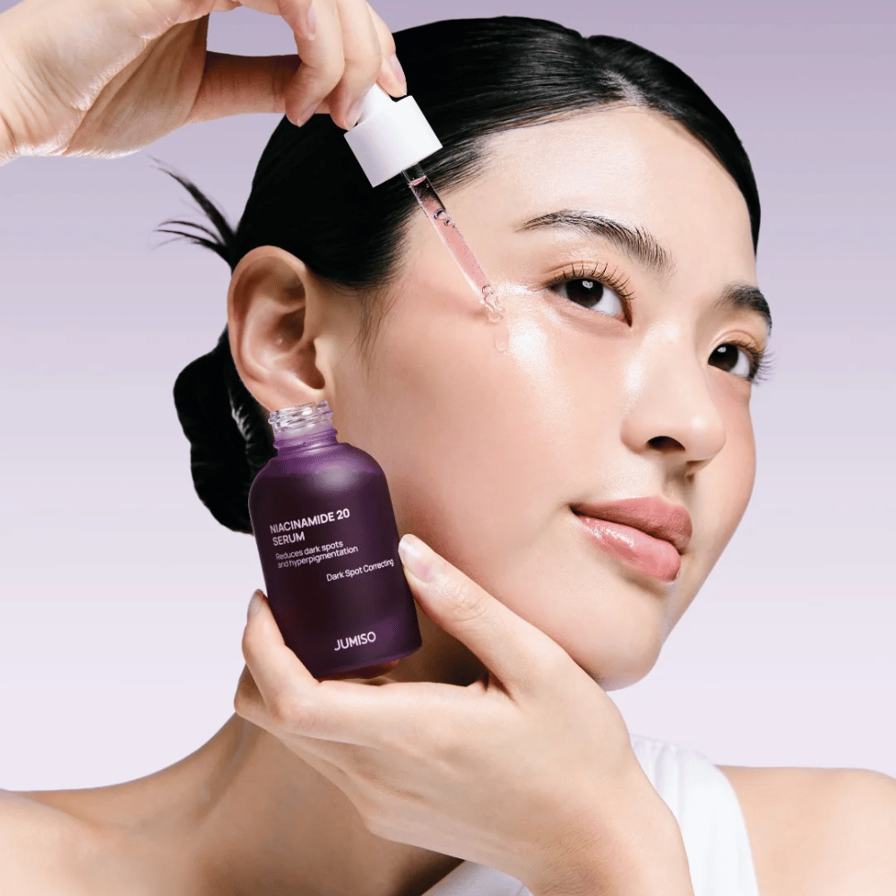 Nainen levittää Jumiso Niacinamide 20 Serum – hehkua antava korealainen seerumi, joka tasoittaa ihonsävyä ja vähentää pigmenttiläiskiä.