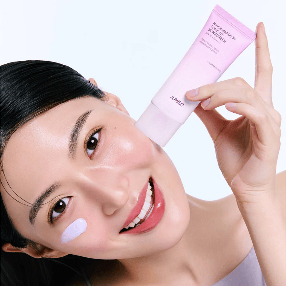 Malli levittää tuotetta JUMISO Niacinamide 3+ Tone-Up Sunscreen SPF50+ PA++++ UV-suojaksi, tasaisempaan ihonsävyyn ja luonnolliseen heleyteen.