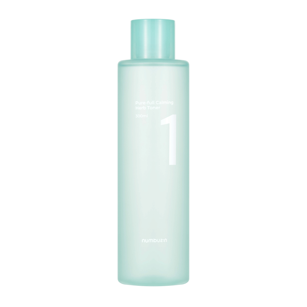 Läpinäkyvässä vaaleansinisessä muotoilussa oleva pullo, jossa on No.1 Pure-Full Calming Herb Toner. Pullossa on vaaleansininen korkki ja etiketti, jossa lukee "Pure-full Calming Herb Toner" sekä "300ml". Tuotteella on minimalistinen ulkonäkö ja se antaa raikkaan ja rauhoittavan vaikutelman.