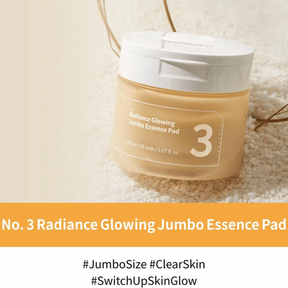 Purkki, jossa on numbuzin No. 3 Radiance Glowing Jumbo Essence Pad, sijoitettu riisin päälle, kuvateksti korostaa jumbo-kokoa ja ihon hehkua.