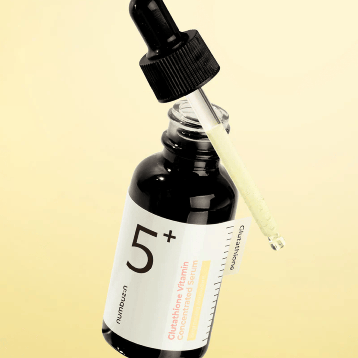 Flaska med pipett av Numbuzin No.5+ Glutathione Vitamin Concentrated Serum. Lätt formula för klarare och strålande hud.