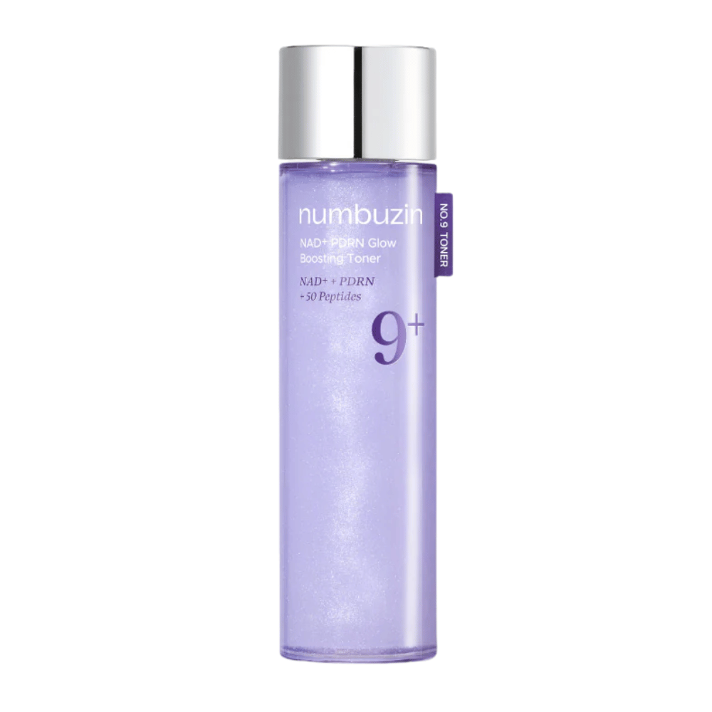 Puhtaan tuotekuvan Numbuzin No.9 NAD+ PDRN Glow Boosting Toner violetissa pullossa hopeakorkilla – kiinteämmälle ja säteilevälle iholle.