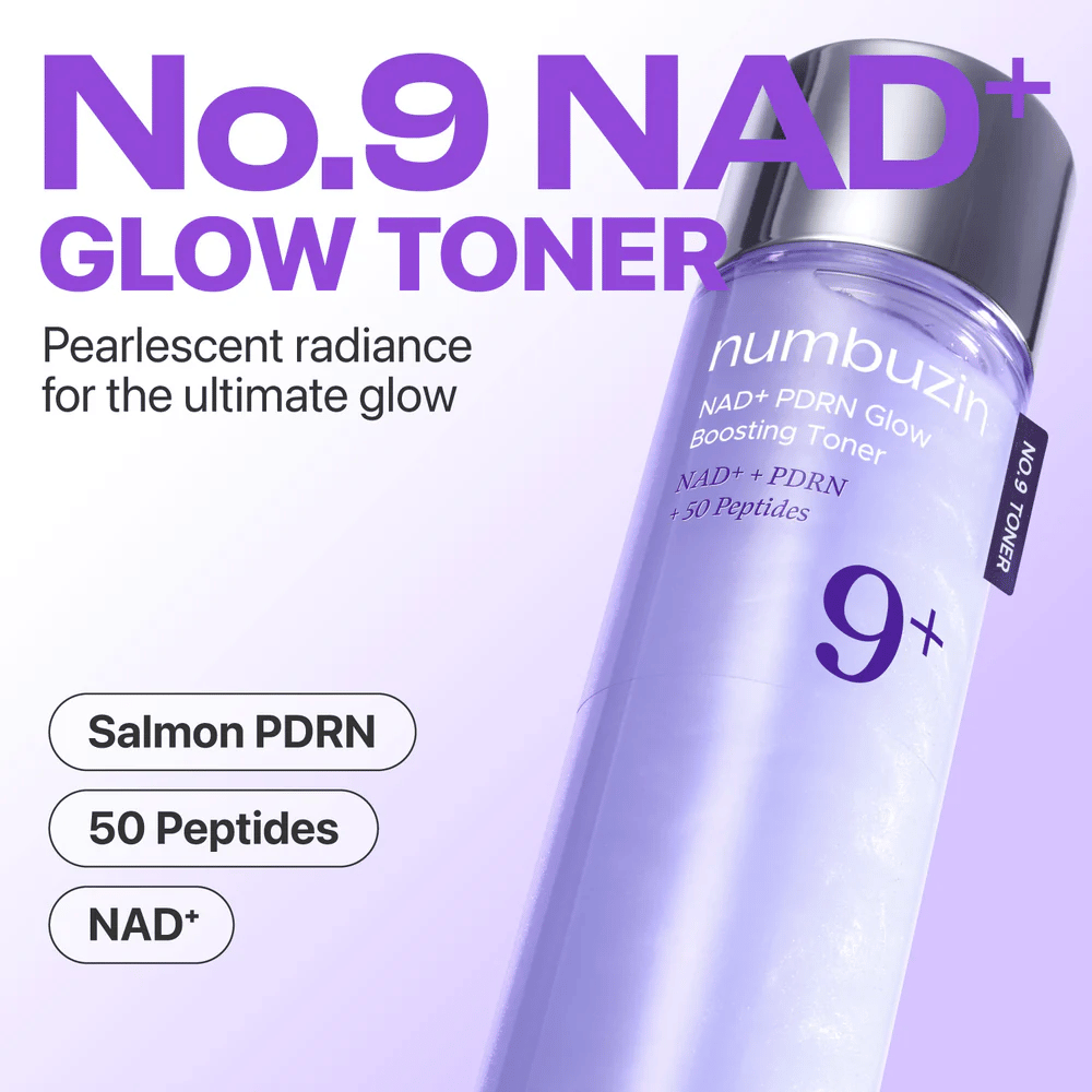 Tuotekuva Numbuzin No.9 NAD+ Glow Tonerista violetissa pullossa. Teksti: ”Helmiäishohtoinen säteily täydelliseen hehkuun” ainesosilla Salmon PDRN, 50 Peptides, NAD+.