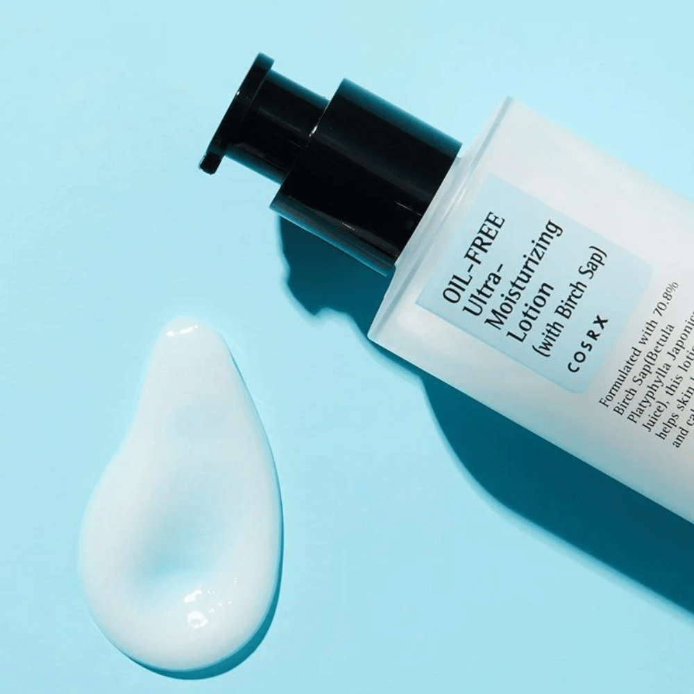 COSRX Oil-Free Ultra-Moisturizing Lotion med koivun mahlalla kermainen kevyt koostumus, joka imeytyy nopeasti jättämättä rasvaista tunnetta